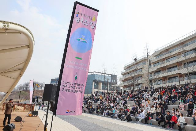 ‘봄바람 타고 온 선율“ 은계호수공원 버스킹공연 즐기는 시민들